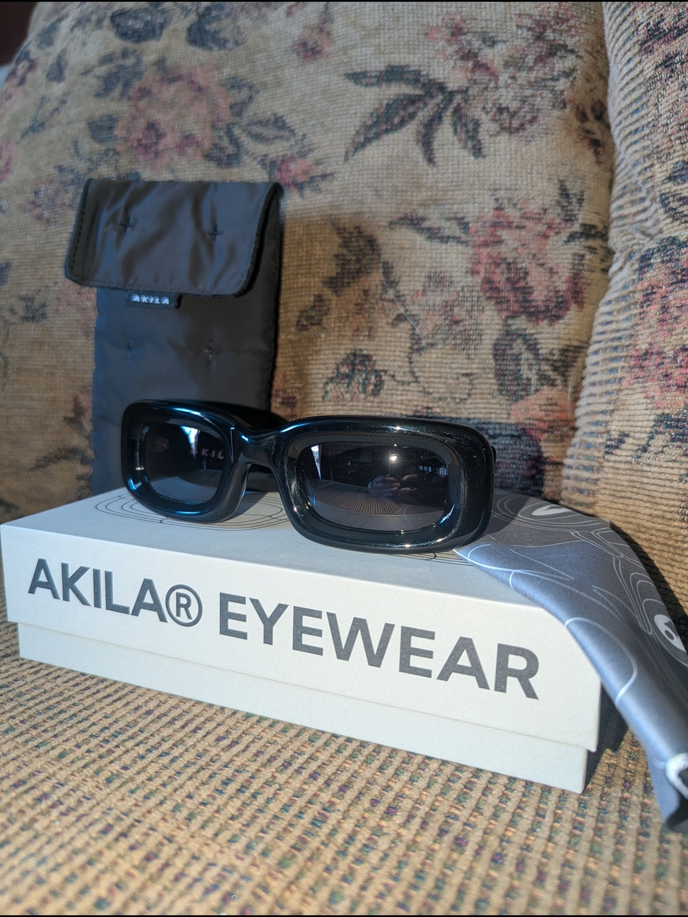 Akila Black Rectangular Women’s Sunglasses – Glossy Fashion Frame
